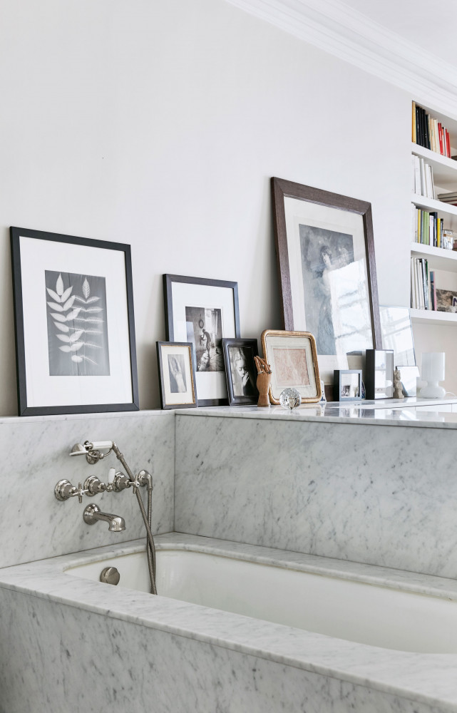 La salle de bains en marbre, dans un style rétro, sert également de dressing et de bureau....