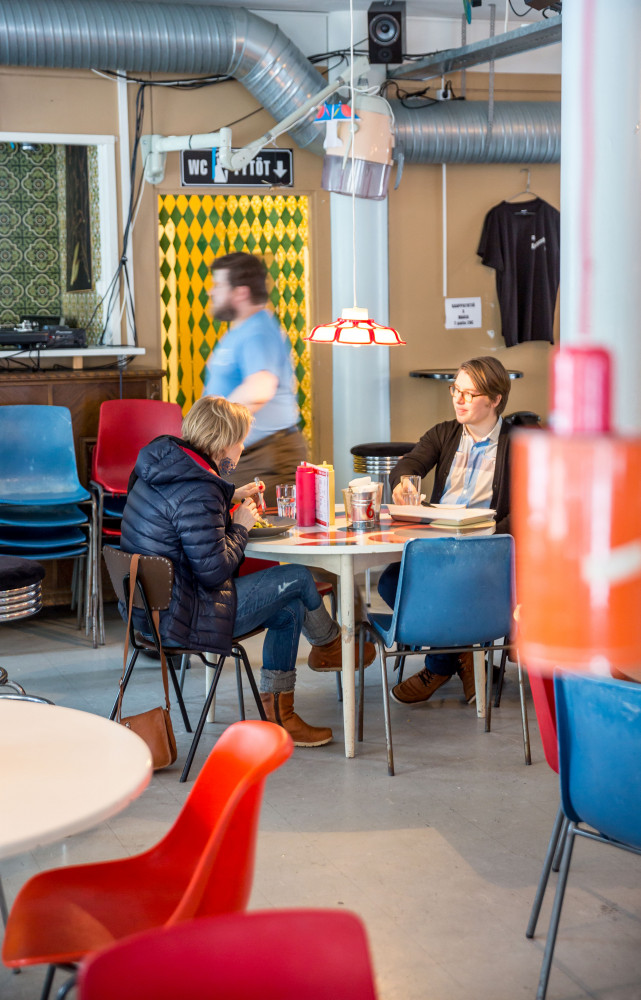 Mobilier et ambiance pop très 60’s chez Kauppayhtiö.