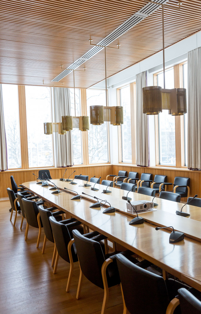 La salle du conseil à la mairie de Rovaniemi conçue par l’architecte Alvar Aalto, mais construite après...
