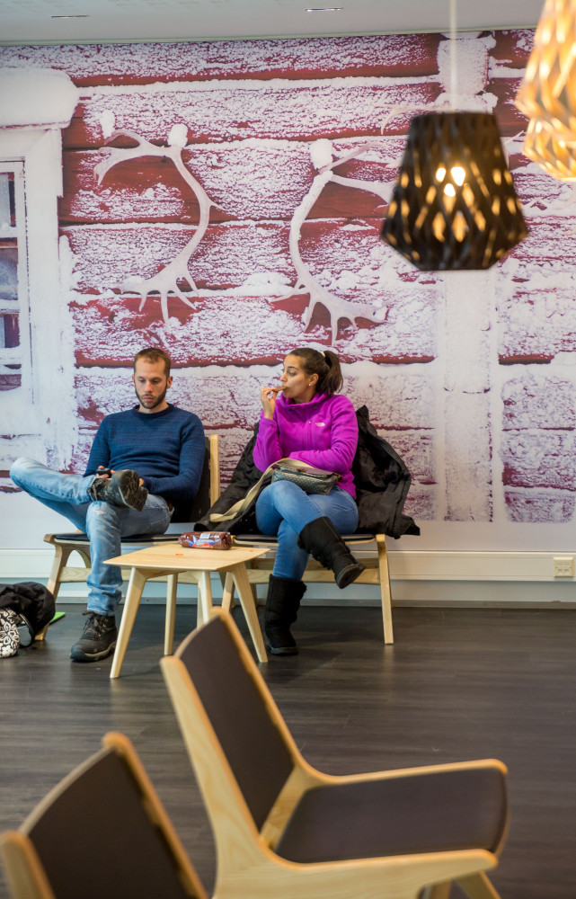 À l’aéroport de Rovaniemi, un espace lounge a été aménagé par les designers du studio Treeform (Jan...