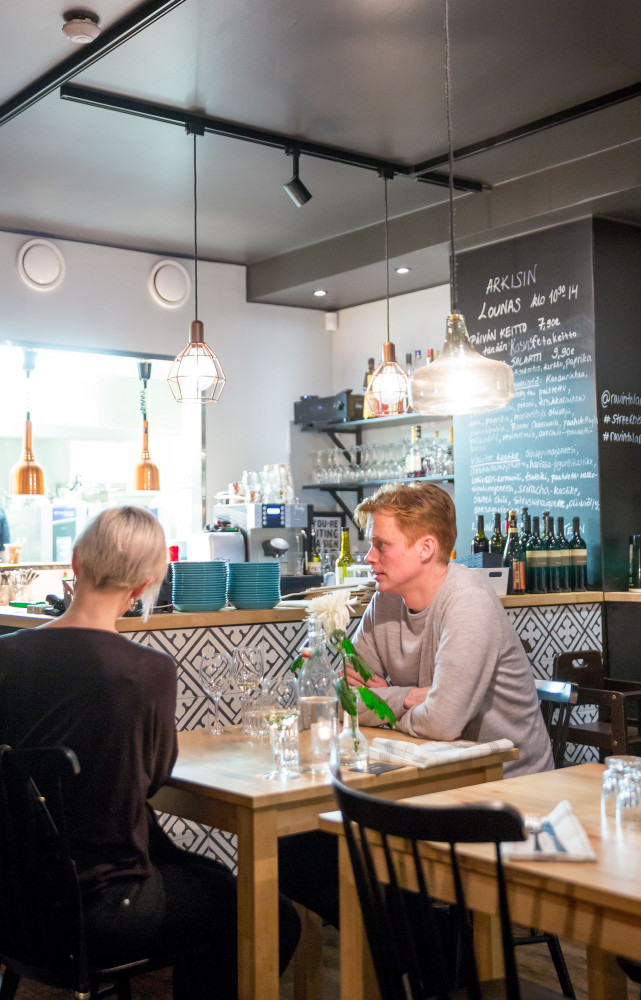 Roka Street & Bistro joue la carte du bistro contemporain avec une belle vitrine offerte au design...