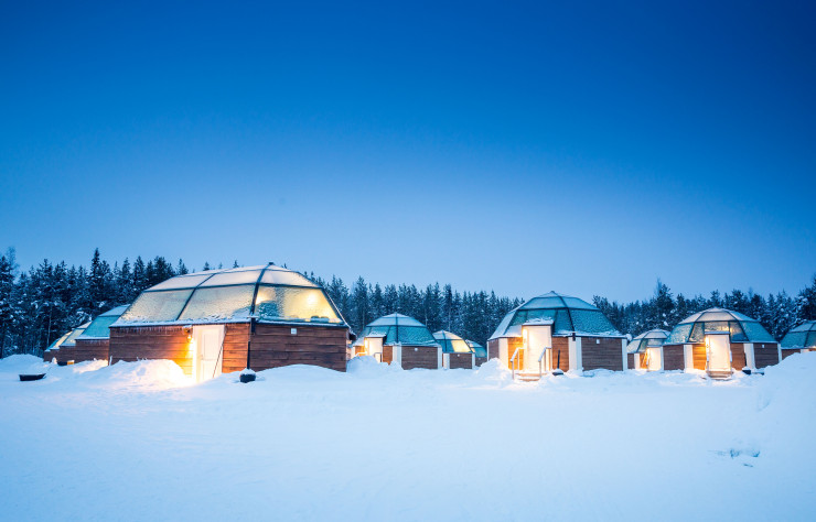 À quelques kilomètres de Rovaniemi, au cœur d’une clairière, l’Arctic Snow Hotel déploie une vingtaine d’igloos en bois et en verre permettant d’être à l’affût de la moindre aurore boréale