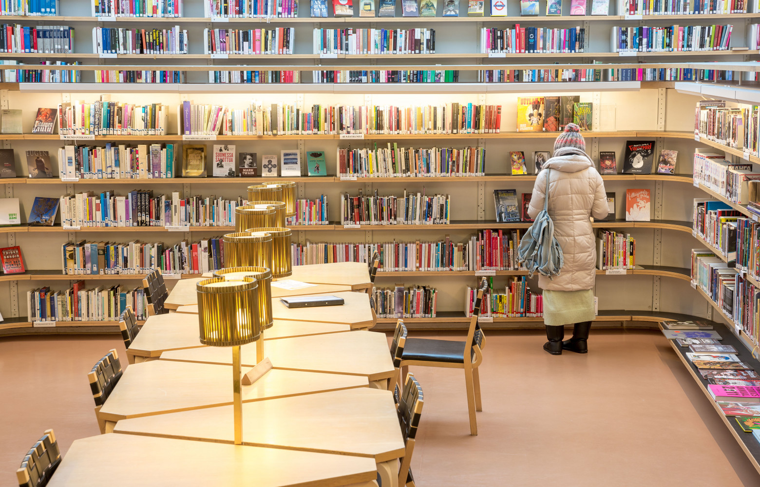 Incroyablement modernes, les aménagements de la bibliothèque de Rovaniemi qui fut édifiée en 1965 par l’architecte Alvar...