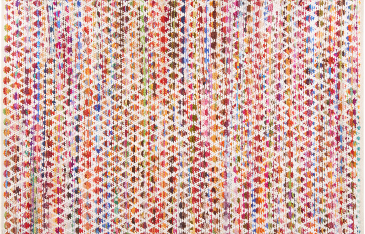 Le motif traditionnel du tapis « Julip » gagne en modernité grâce au foisonnement de couleurs.