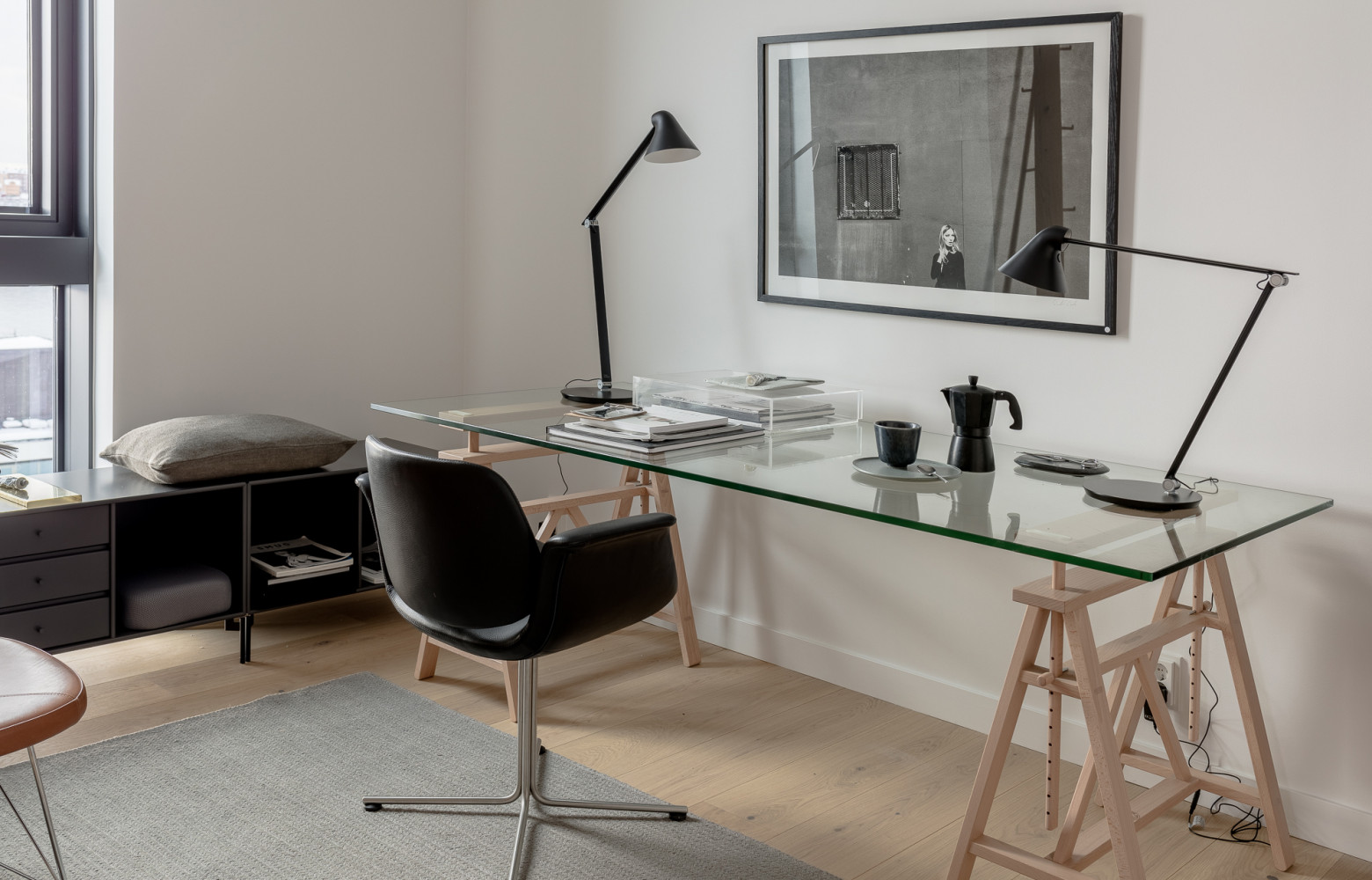 Sur le bureau sur tréteaux, les NJP de Nendo (Louis Poulsen) revisitent la lampe d'architecte. Fauteuil Flamingo...