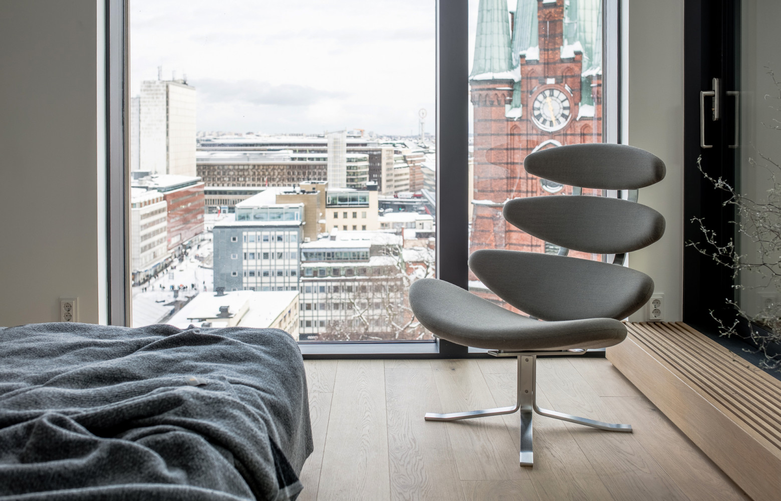 Dans la chambre, fauteuil Corona de Poul Voulther (1972, Erik Jorgensen).