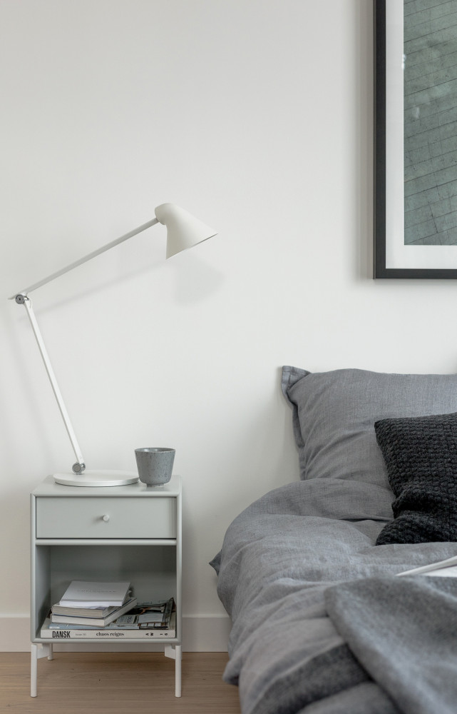 Sur les tables de chevet, lampe NJP, une création récente de Nendo pour Louis Poulsen.