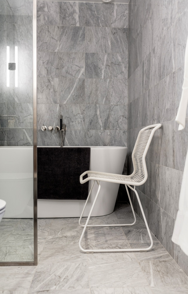 Imputrescible grâce à l'alliance du métal et du fil plastique, la chaise Panton One de Verner Panton...