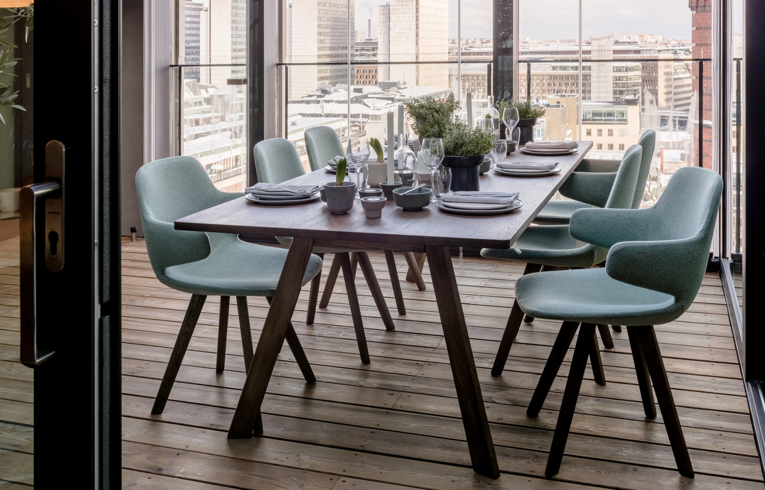 La table de la salle à manger est cernée de chaises Eyes Arm de Foersom & Hiort-Lorenzen...