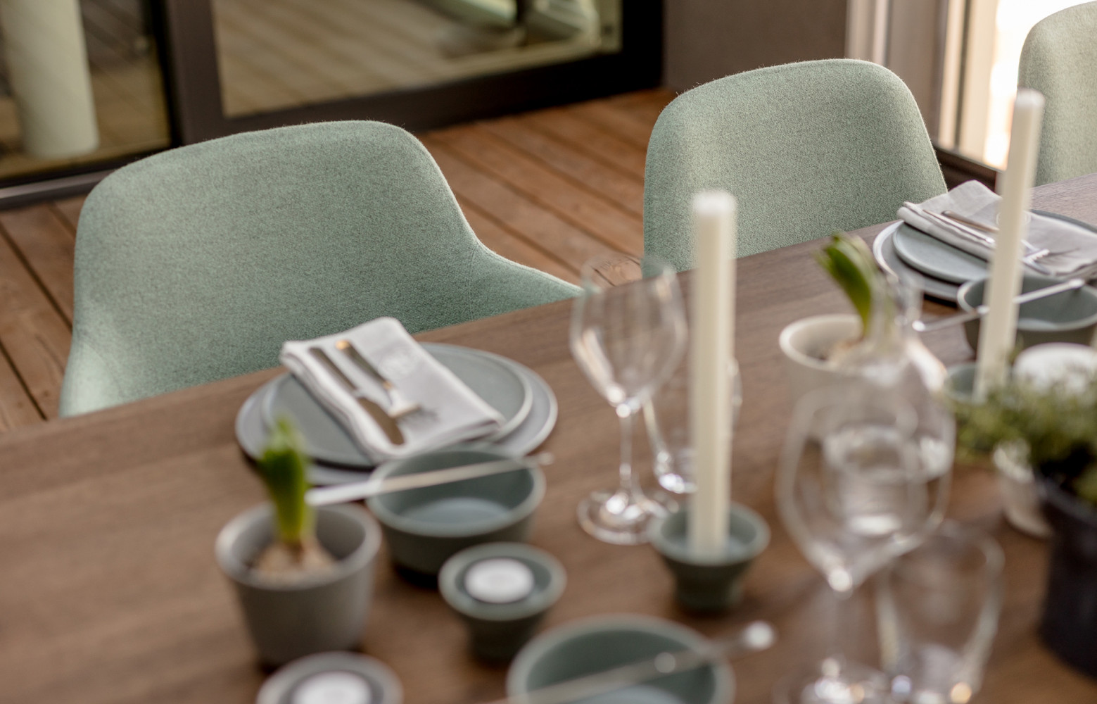 La table met en valeur l'orfèvrerie de Georg Jensen et les céramiques de Kay Bogesen.