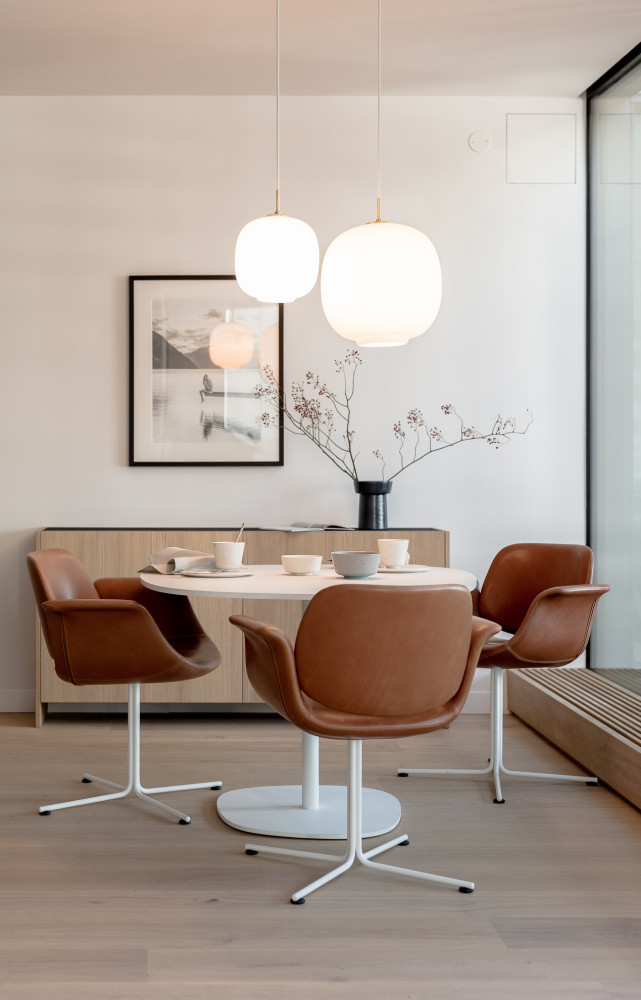 Table Insula Base de Ernst & Jensen (2014) et chaises Flamingo de Foersom & Hiort-Lorenzen (le tout,...