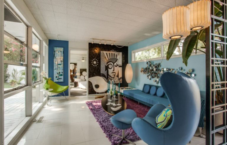 La maison affiche des couleurs pop et une collection de mobilier d’époque exceptionnelle… qui n’est pas incluse dans le prix de vente !
