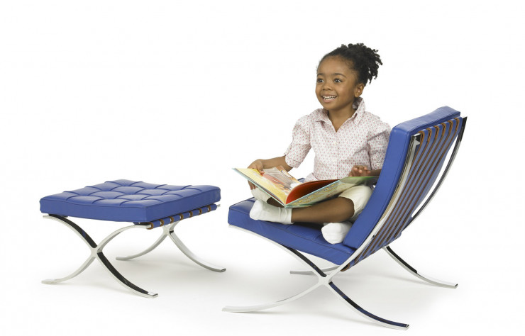 Mis à l’échelle des enfants, le fauteuil Barcelona et son repose-pied en version bleu électrique ne perdent rien de leur pertinence.