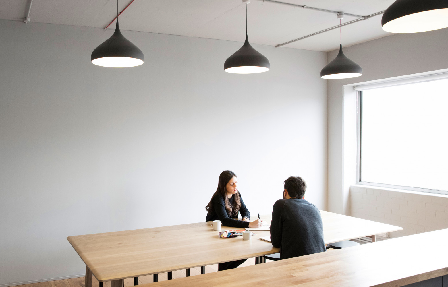Dans l'espace où les 20 employés peuvent prendre leurs repas, suspensions Spinning Light de Benjamin Hubert (&Tradition).