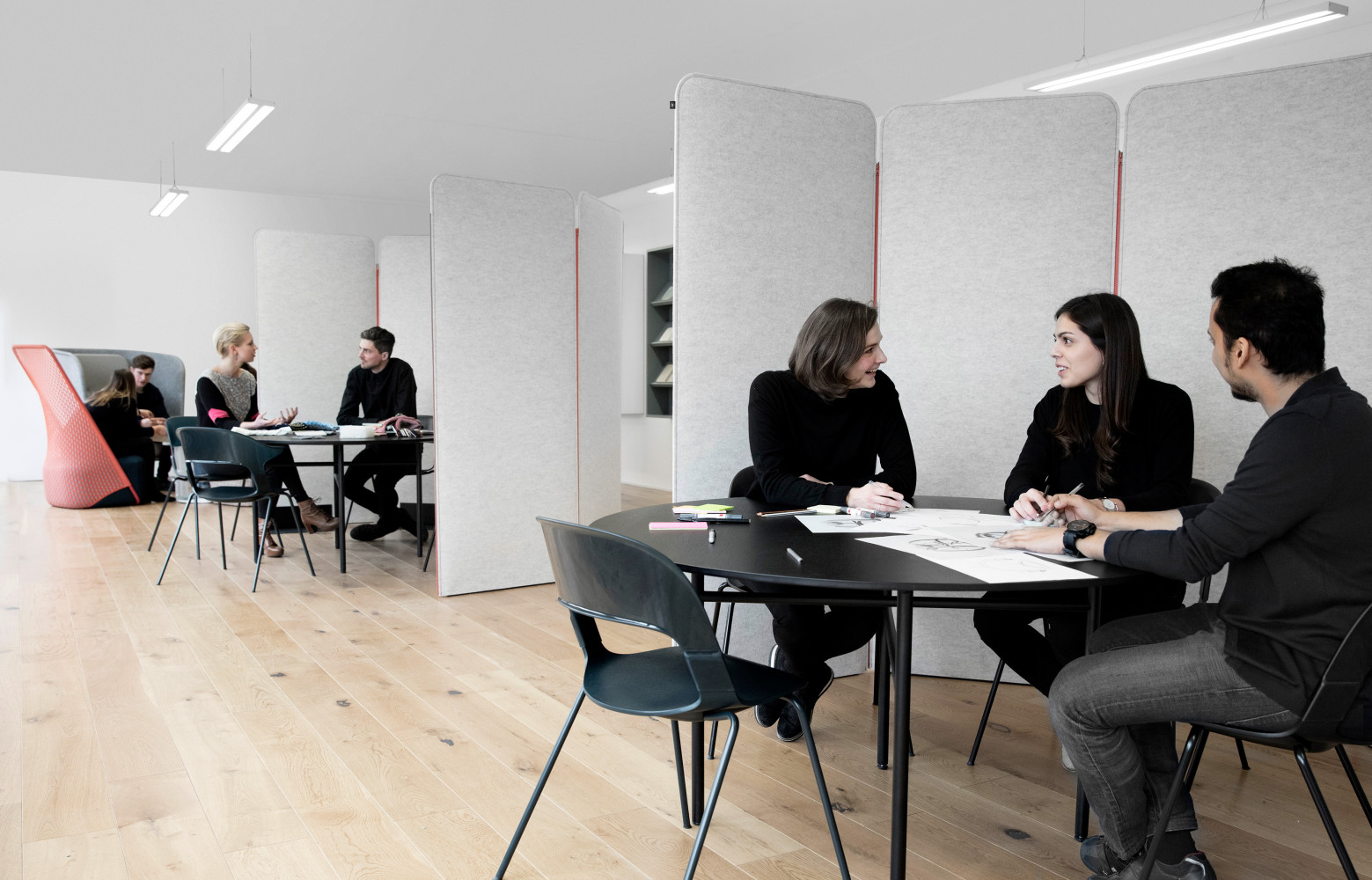 Un espace plus informel sert pour les réunions de groupe. Il est équipé de cloisons amovibles conçues...
