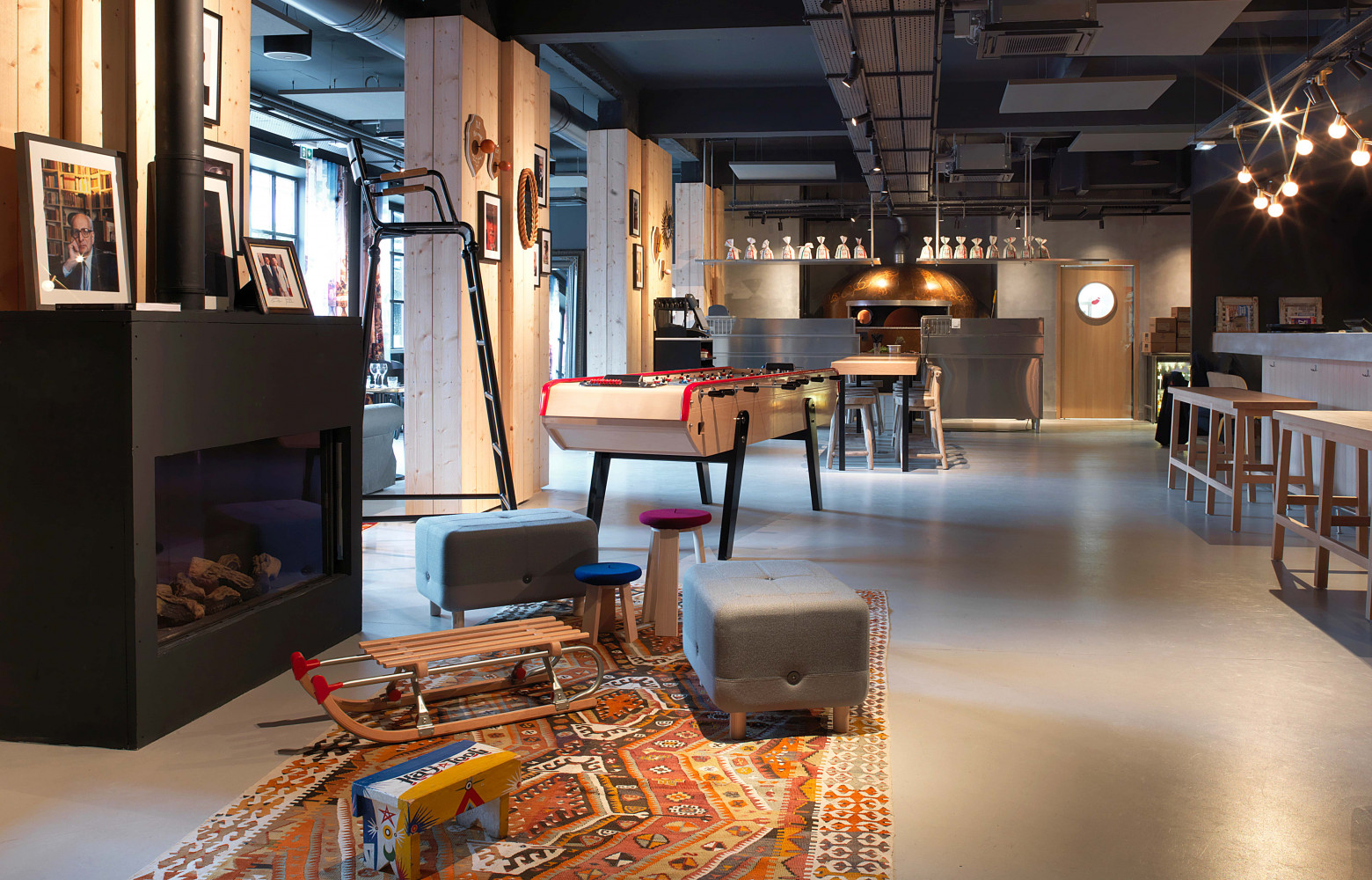 Comme le reste de l'hôtel, la salle du restaurant a été décorée par Kristian Gavoille avec une...