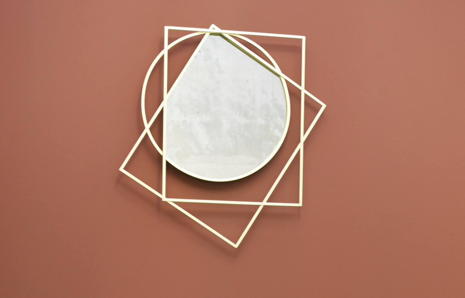 Miroir Prego, design Sam Baron (ENOstudio). Inspiré par le cadre, il peut s'accrocher en différents points.