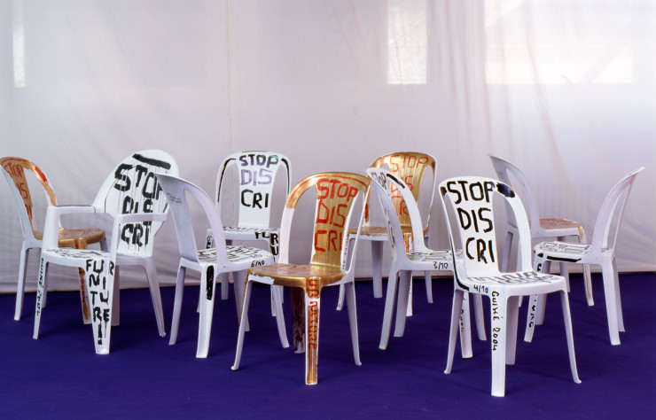 « Statement Chair : Stop Discrimination of Cheap Furniture ! », 2004, de Martí Guixé (détail).