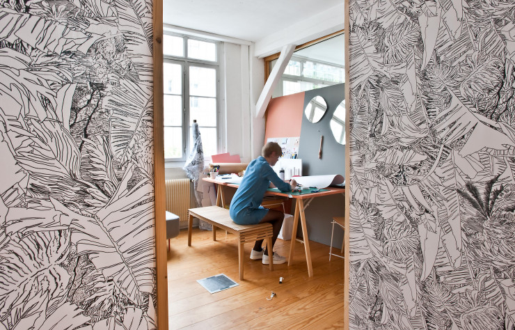 Petite Friture se distingue aussi en mettant en avant les motifs de ses papiers peints. Ici, le « Jungle Wallpaper » de Tiphaine de Bodman, très chic.