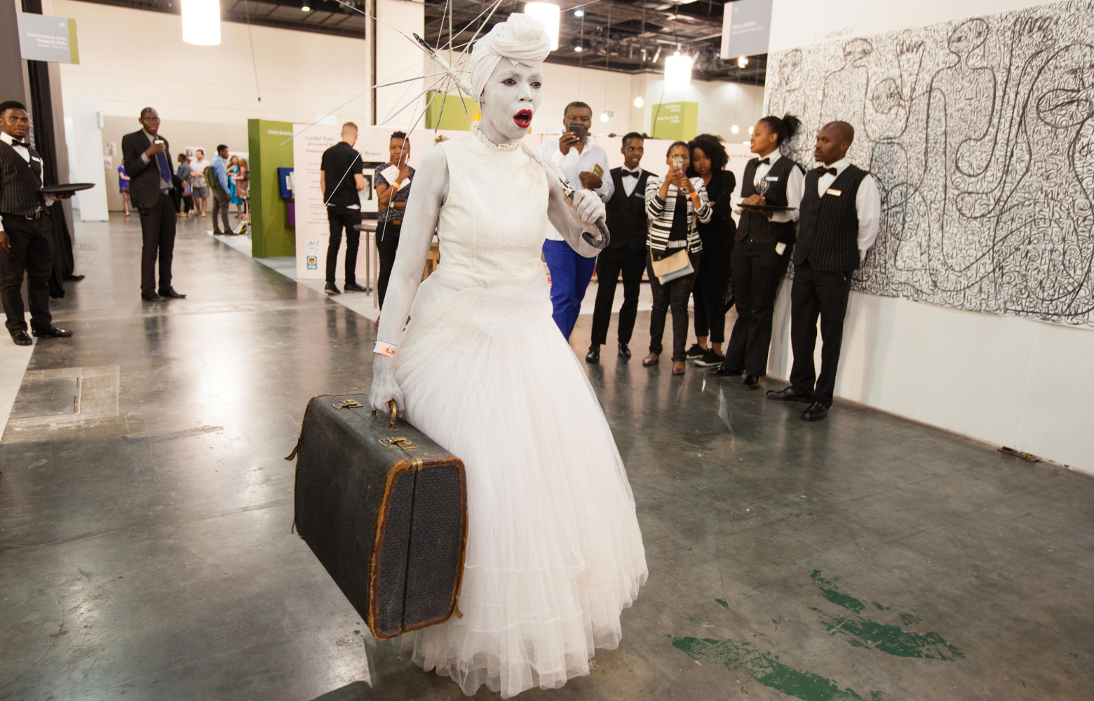 La performance « Follow the Lady in White », réalisée par MB Studio Community et The O...