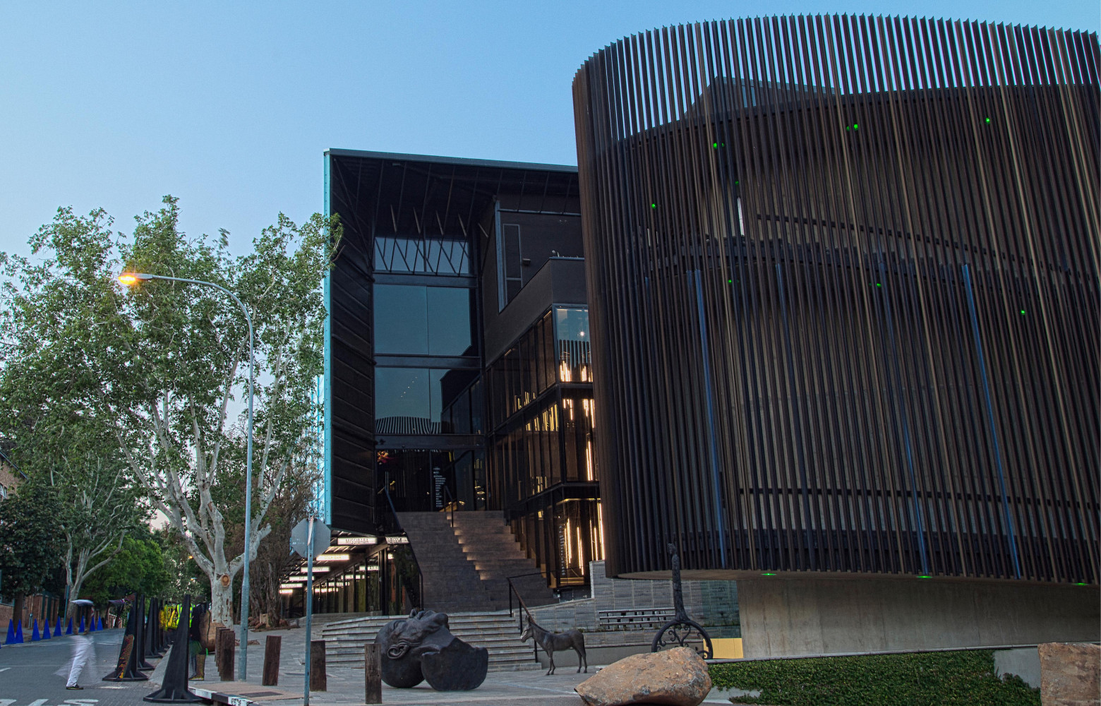 Le bâtiment du nouveau complexe artistique Keyes Art Mile, dans le quartier de Rosebank, est signé du...