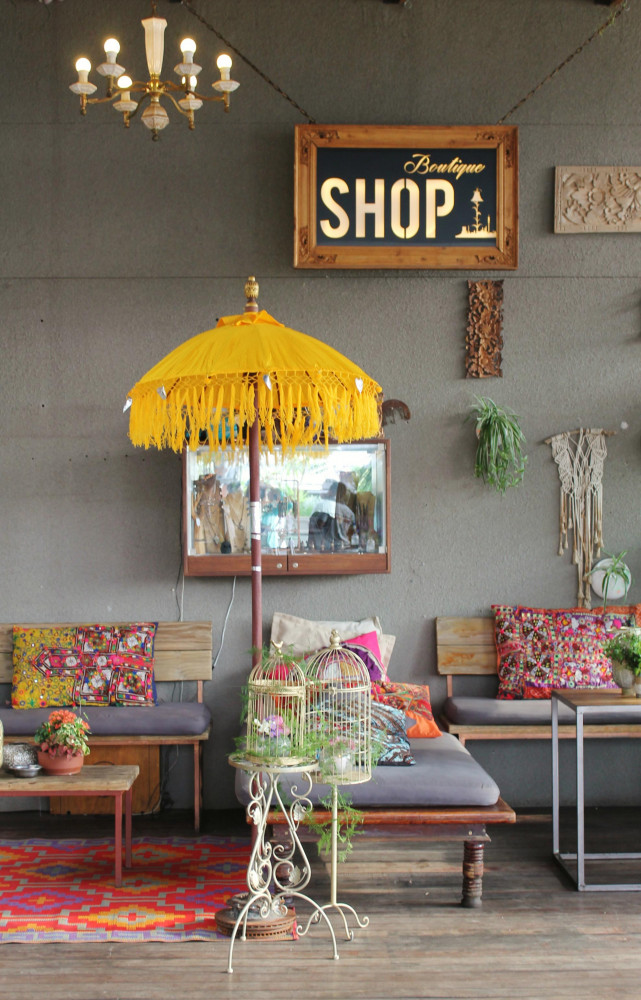 Les articles (bijoux, terrariums, petit mobilier) vendus dans la boutique attenante sont pour la plupart fabriqués à...