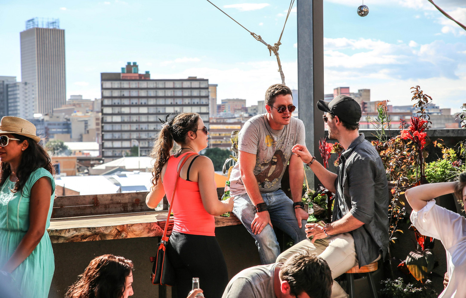 Depuis le toit-terrasse où il est installé, dans le quartier de Maboneng, le restaurant Living Room offre...