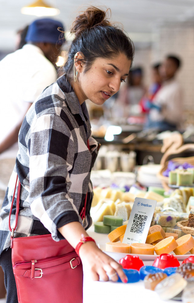 Une vendeuse du Neighbourgoods Market, installé dans un parking aérien de Braamfontein.