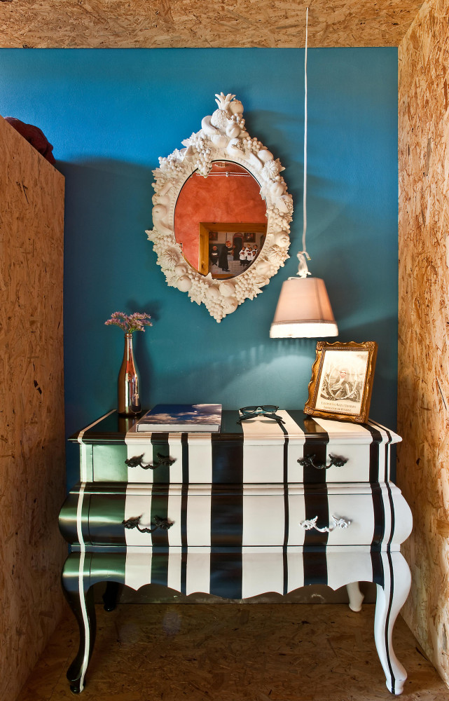 Commode « Trip », surmontée, au mur, d’un miroir « Still Life » (Seletti).