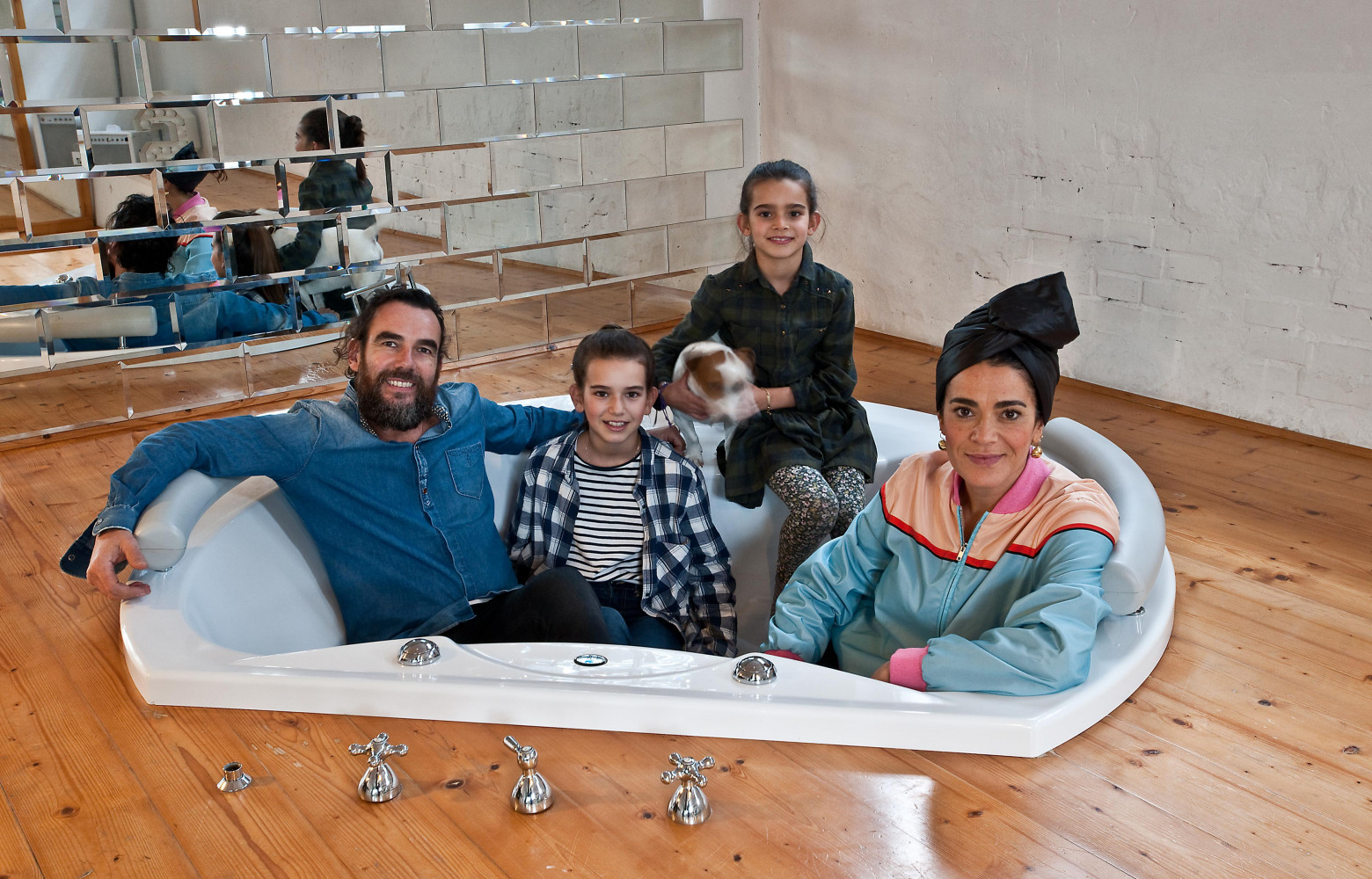 La famille au grand complet (sans oublier le chien Rio !) réunie dans la baignoire.