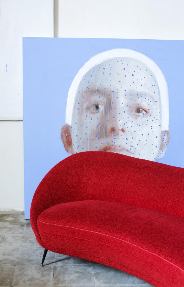 Dans le salon, divan rouge des années 50 de Federico Munari. Portrait « Volto », création de...