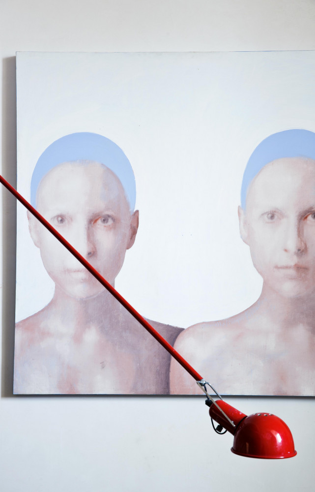 Lampe « 265 » de Paolo Rizzatto (1973, Arteluce). Au mur, portrait « Gemelli » de Sergio...