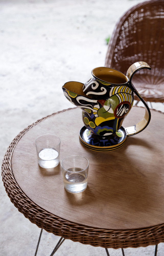 Sur une table en osier des années 50, carafe « Follia anti imitativa di Tullio » créée...