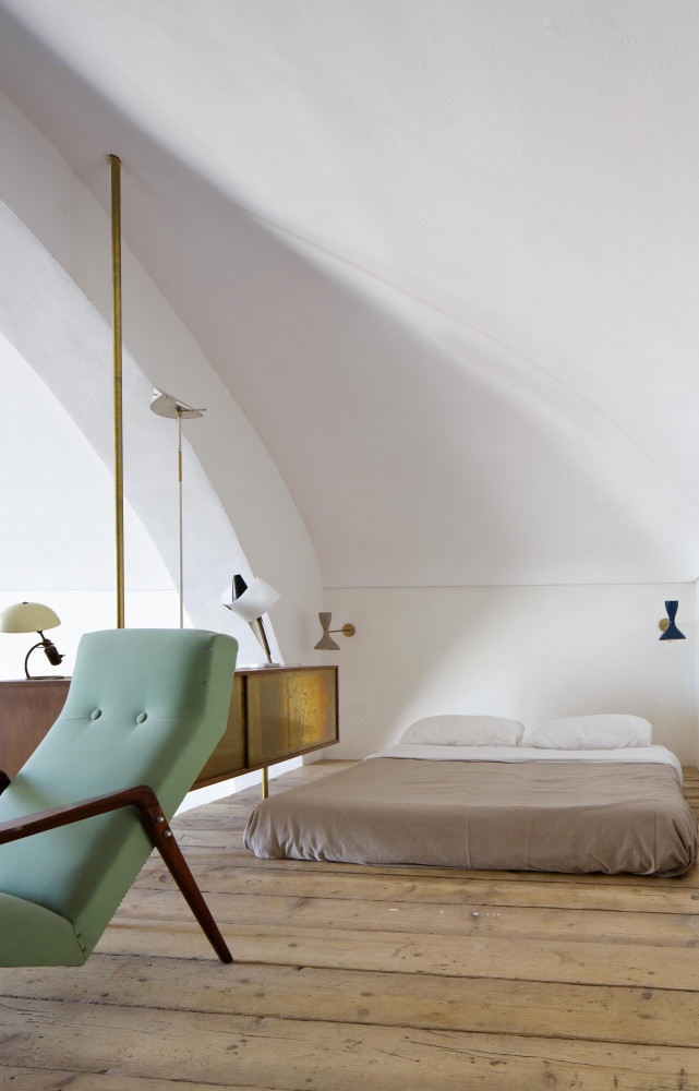 Le mobilier en noyer conçu par Sergio Fiorentino pour sa chambre, qui paraît glisser le long de...