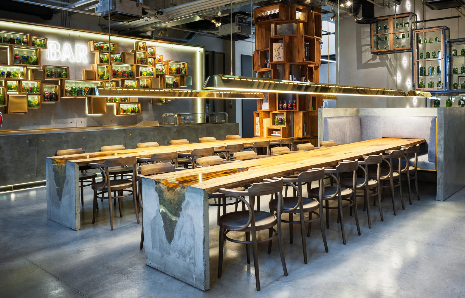 Les grandes tables conviviales en bois, résine et béton du collectif Controprogetto.