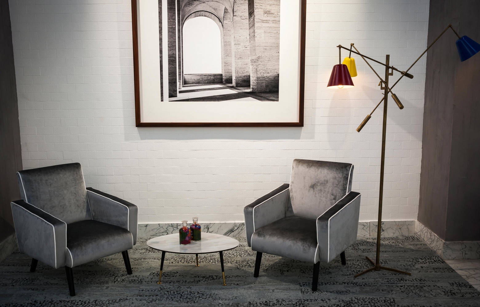 Dans le corridor du café, mobilier vintage dans le goût Gio Ponti et lampe sur pied «...