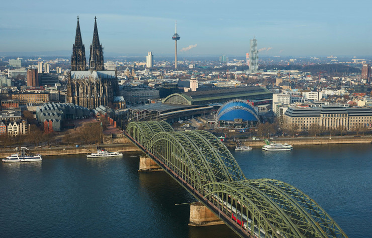 Depuis le belvédère, la vue embrasse toute la ville et ses repères. De gauche à droite : le musée Ludwig au bord du Rhin, le Dom, la gare, la tour de télécommunications et celle conçue par Jean Nouvel au MediaPark…
