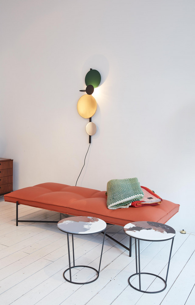 Tables d’appoint « Ceramic Table S » d’Elisa Strozyk, applique murale « Plane » de Mette Schelde...