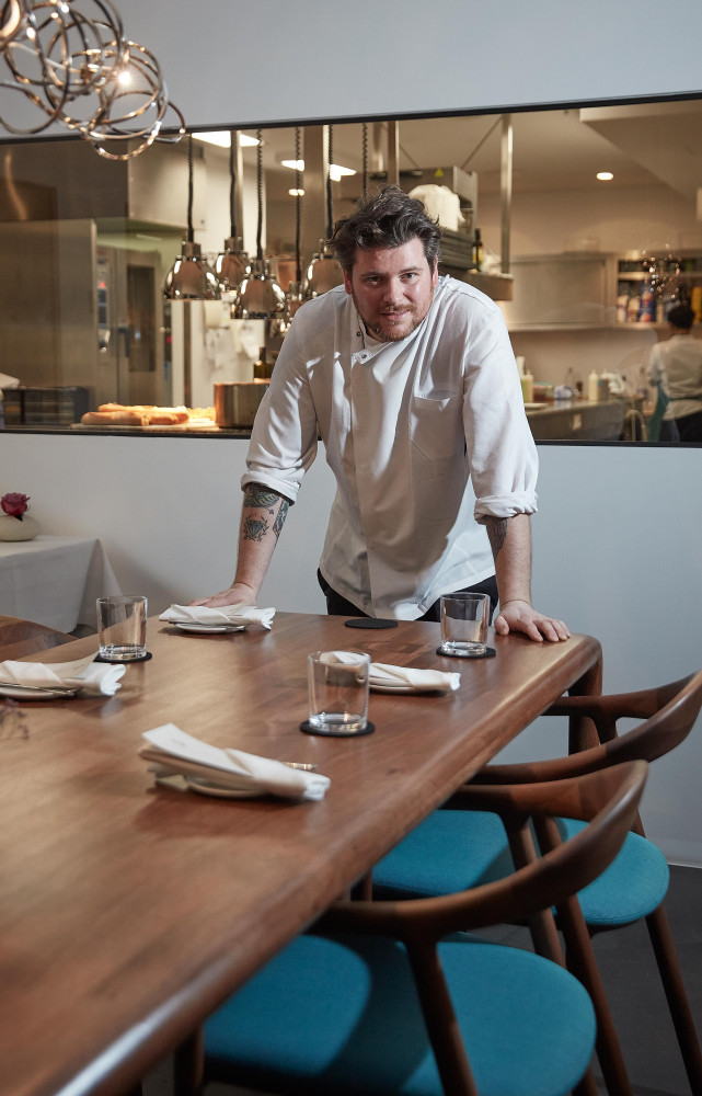 Le chef Daniel Gottschlich à la « chef's table » de son nouveau restaurant du quartier de...
