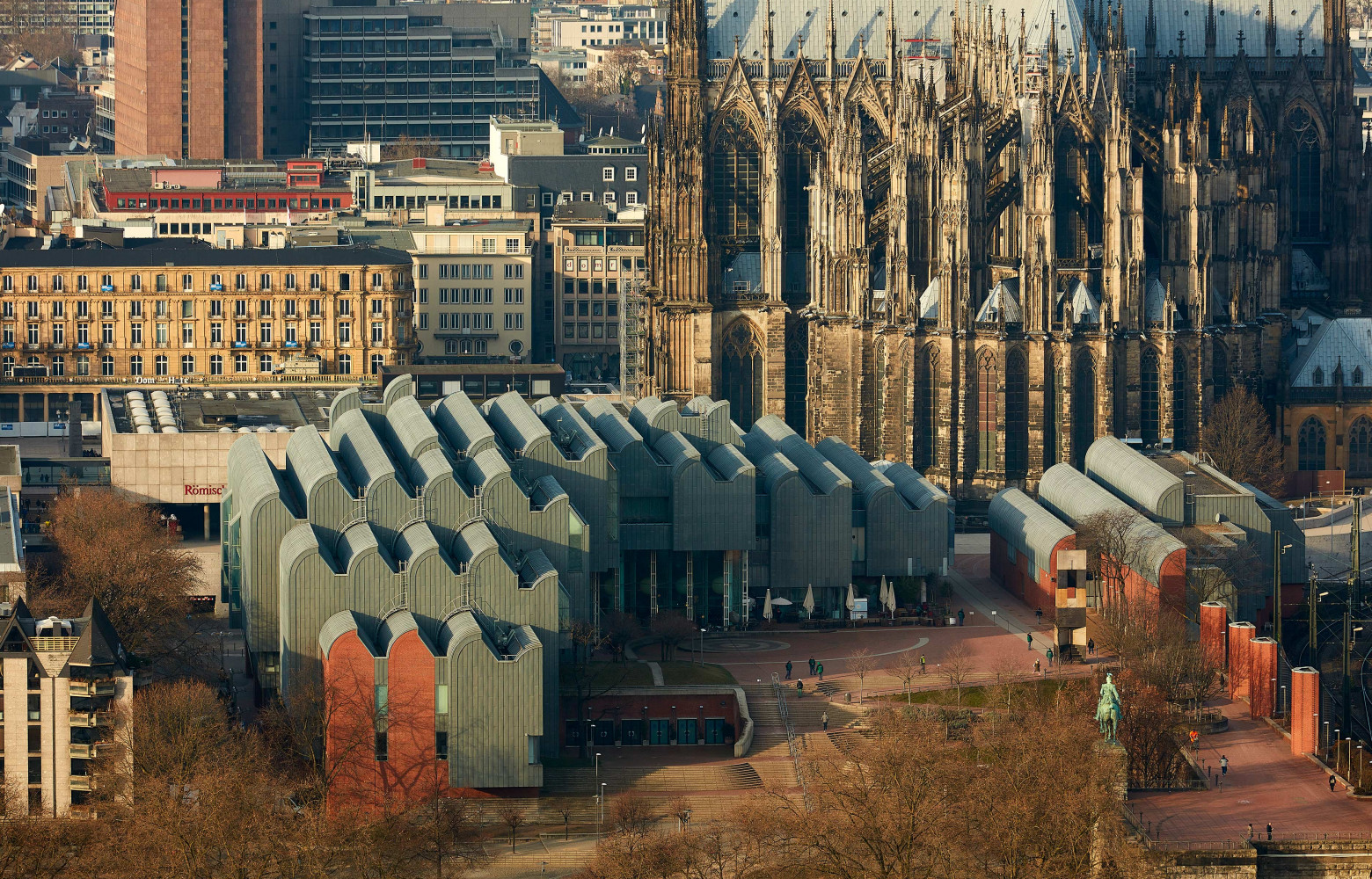 La cathédrale de Cologne (1248…), voisine avec le musée Ludwig (1976).