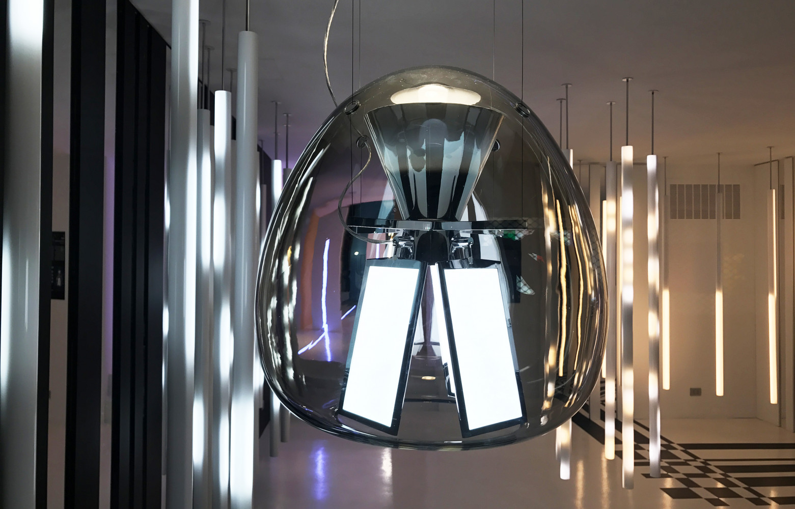 Futuriste, la lampe Harry H. de Carlotta de Bevilacqua utilise la technologie OLED pour une lumière plus...