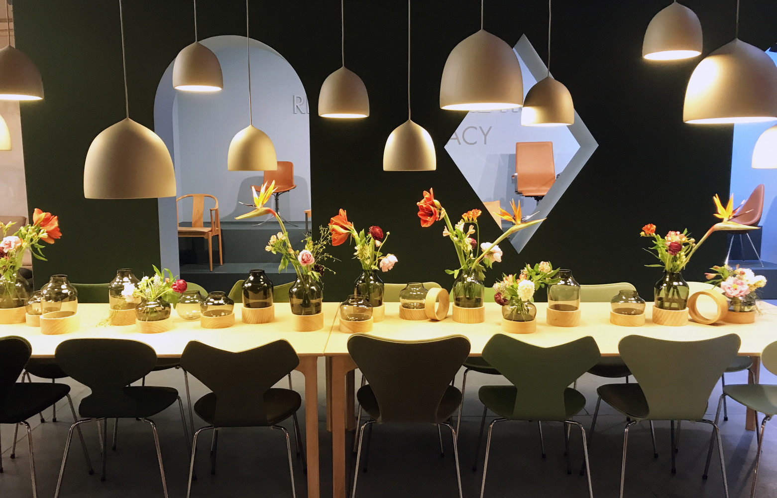 Fritz Hansen a créé en plein quartier de Brera un faux lobby d'hôtel dont Jaime Hayon est...