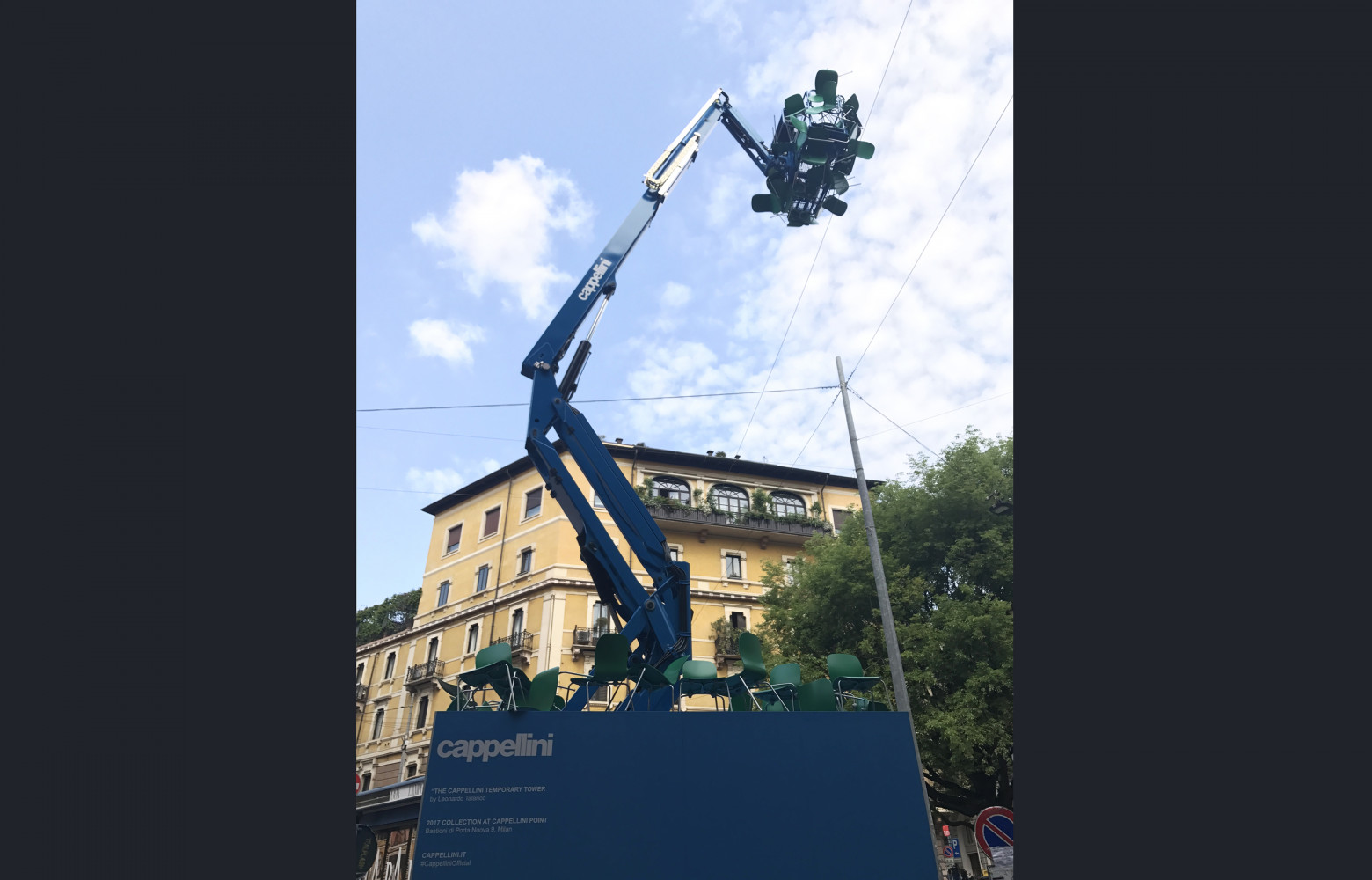 Au détour d'une rue du quartier de Brera, installation de chaises Cappellini.