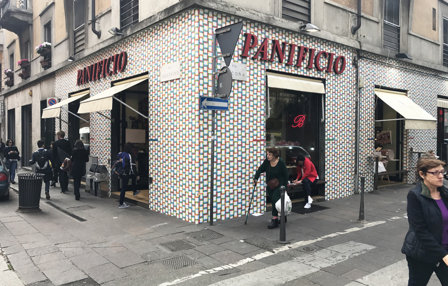 Autour de son QG de la Pelota, Hermès a habillé des commerces du quartier de ses nouveaux...
