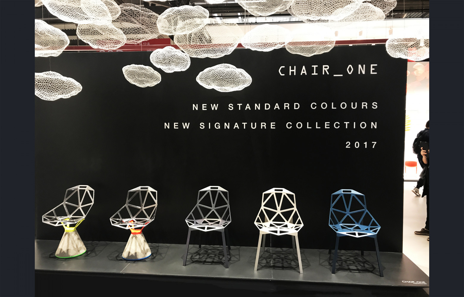 Sur le stand de Magis, on célèbre l'anniversaire de la Chair One de Konstantin Grcic.