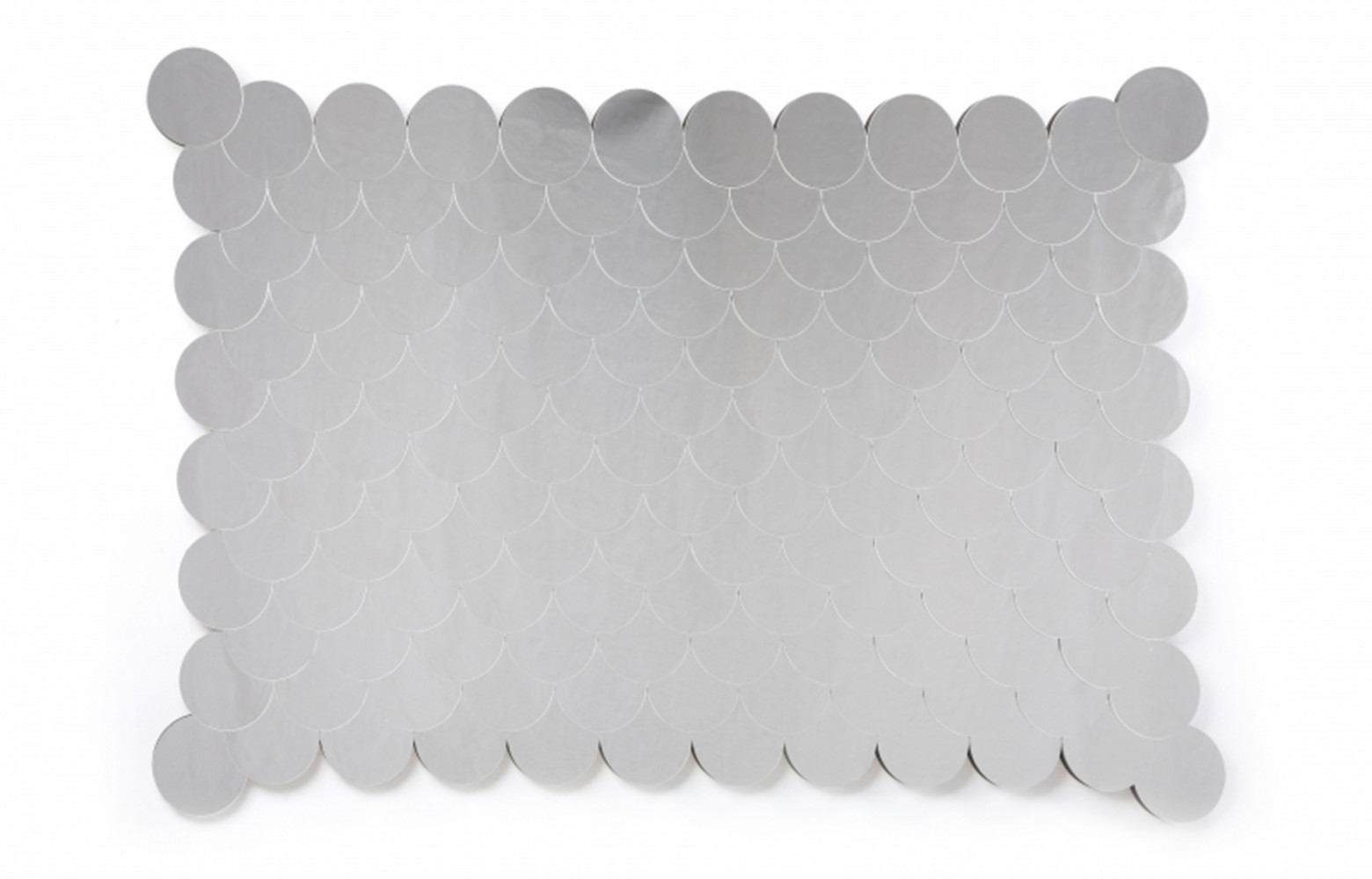 Miroir Sirène des Tsé-Tsé (auto-édité). Une spectaculaire accumulation de tuiles de miroir pour reproduire les cailles d'une...