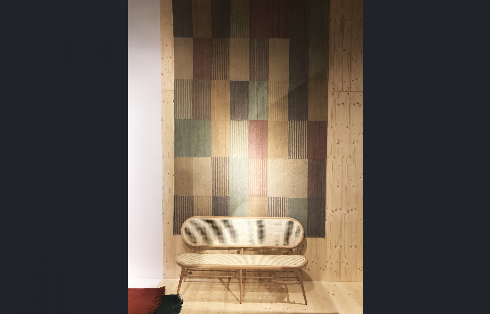 Sur le stand de Nanimarquina, le tapis Blend de Raw Color s'expose comme une œuvre d'art.