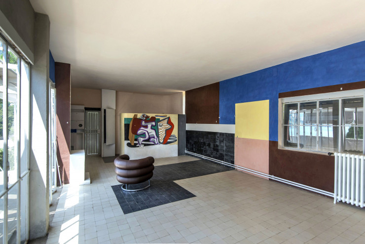Dans la villa E-1027, la pièce principale est ornée d’une peinture murale de Le Corbusier. Le mur polychrome a été découvert lors de la récente restauration de la maison.