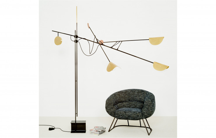 Confort et luminosité made in Delcourt avec ce fauteuil « DJE » et ce luminaire « MÖN » conçu, lui, par Accoceberry et Cecere.