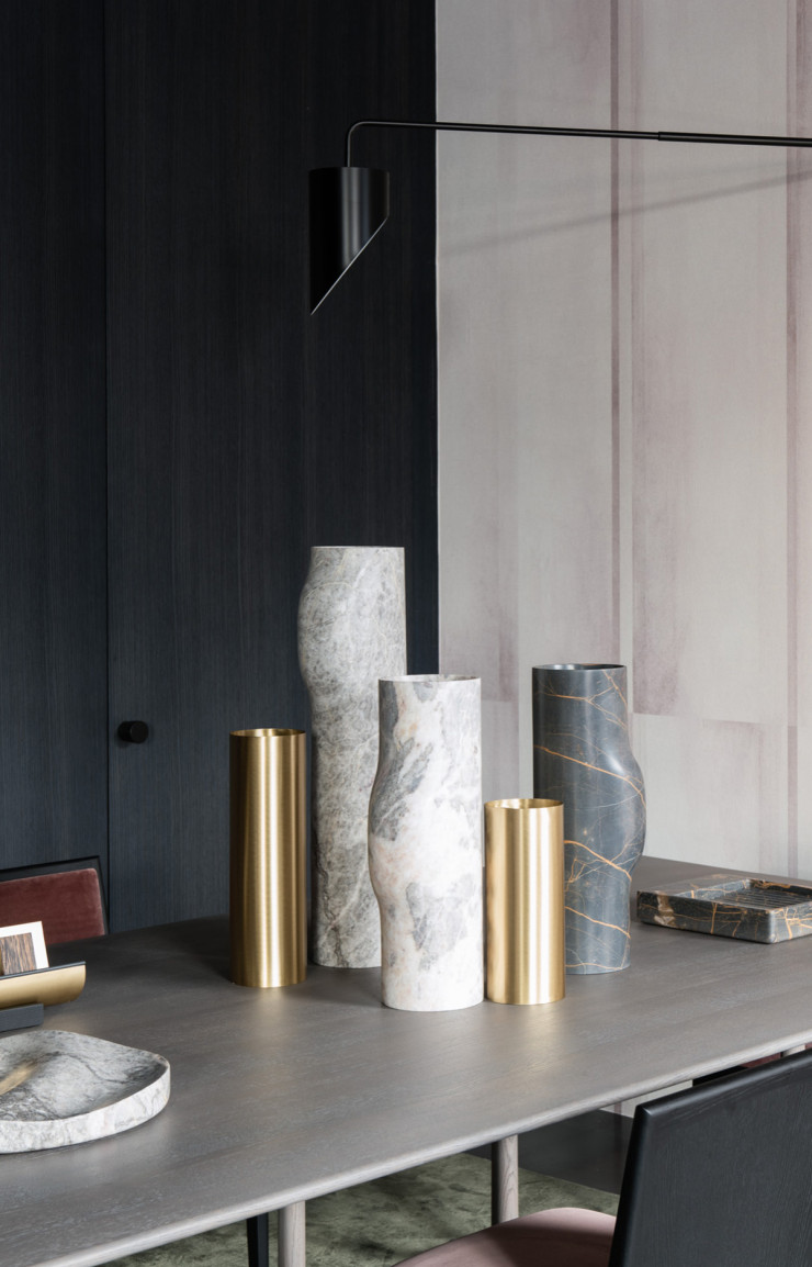 Couleur froide et ambiance chaude avec la suspension « SWN » au-dessus d’une table épurée qu’ornent les vases « BOS » en marbre.